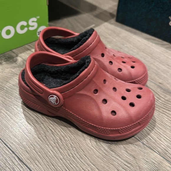 Crocs with fleece lining size 10/11 - Picture 2 of 3